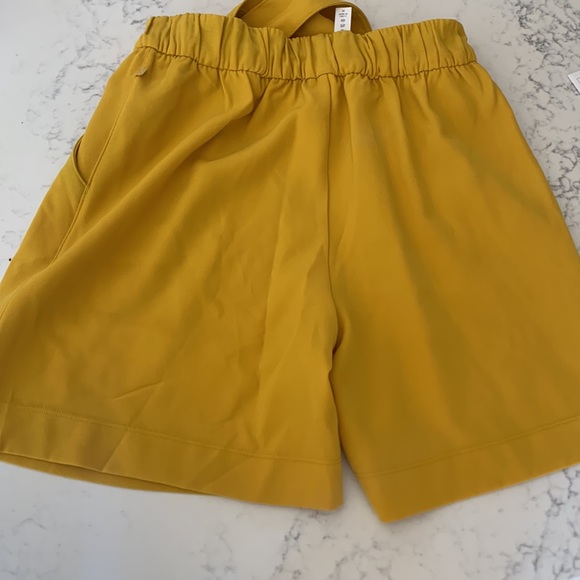 Lululemon Noir Short 5.5" size 6 - Picture 8 of 8